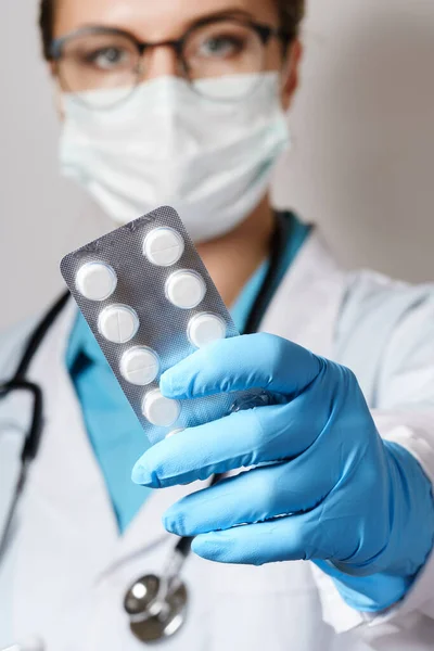 Jeune Femme Médecin Pilules Dans Emballage Papier Aluminium — Photo