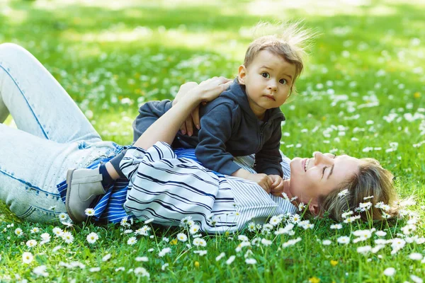 母と彼女のかわいいです赤ちゃん男の子でAカモミールフィールド — ストック写真