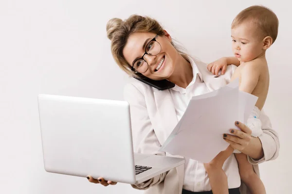 Une Femme Affaires Jeune Occupée Travaille Tient Son Petit Bébé — Photo