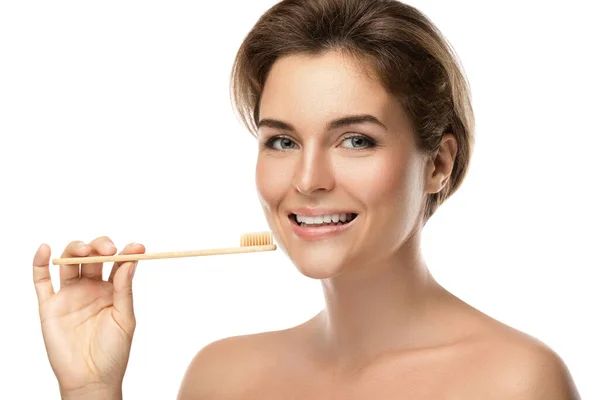 Joven Mujer Feliz Con Cepillo Dientes Bambú Ecológico Sobre Fondo — Foto de Stock