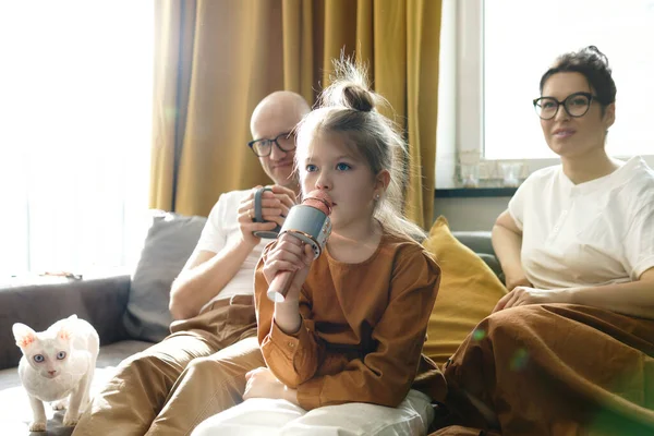 Söt Liten Flicka Med Karaokemikrofon Som Sjunger För Sina Föräldrar — Stockfoto