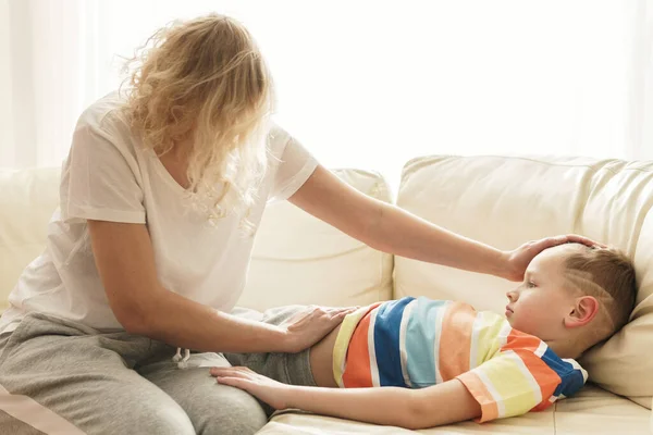 Moeder Verzorgen Ondersteunen Haar Zieke Zoon — Stockfoto