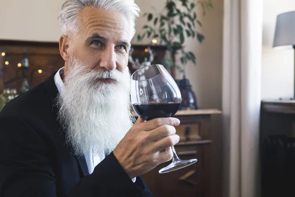 Stylowy Przystojny Brodaty Starszy Mężczyzna Pijący Czerwone Wino — Zdjęcie stockowe