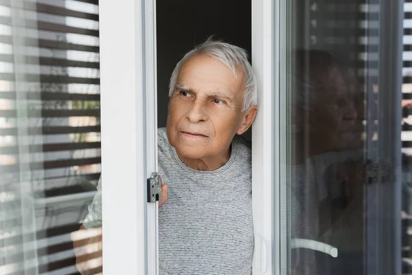 Pencereye Bakan Yaşlı Bir Adamın Portresi — Stok fotoğraf