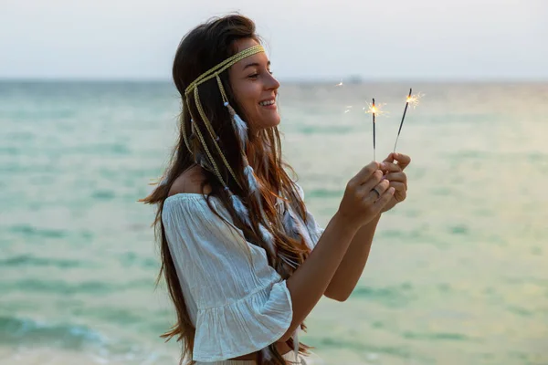 Donna Felice Con Una Scintilla Sulla Spiaggia Durante Alba — Foto Stock