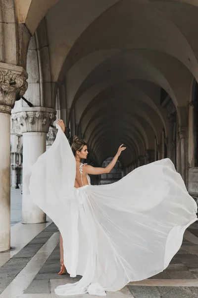 Retrato Una Joven Vestida Con Hermoso Vestido Blanco Arco Cerca — Foto de Stock