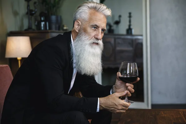 Homem Sênior Barbudo Elegante Bonito Bebendo Vinho Tinto — Fotografia de Stock