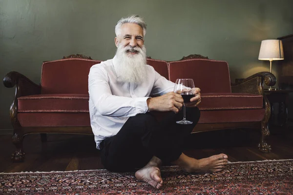 Elegante Guapo Barbudo Hombre Mayor Sentado Suelo Bebiendo Vino Tinto — Foto de Stock