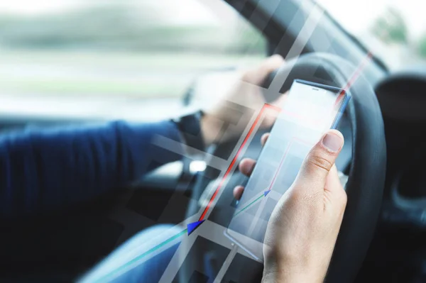 Mannen Bilen Använder Smartphone Med Gps Navigering — Stockfoto