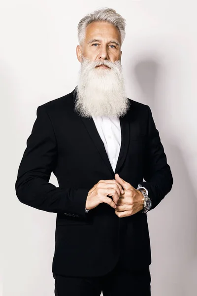 Beyaz Arka Planda Şık Siyah Takım Elbiseli Yakışıklı Yaşlı Adam — Stok fotoğraf