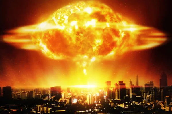 Foto Composta Uma Enorme Explosão Nuclear Sobre Uma Cidade Moderna — Fotografia de Stock