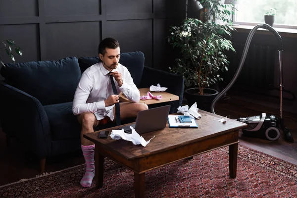 Jovem Empresário Sem Calças Durante Entrevista Emprego Reunião Online Durante — Fotografia de Stock