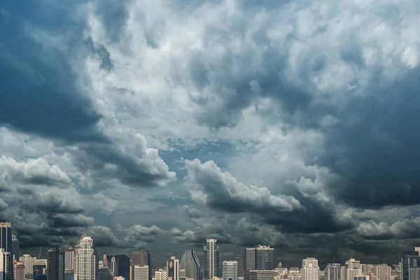 Dramatische Donderwolken Het Moderne Uitzicht Stad — Stockfoto
