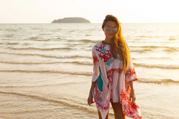 Jovem Linda Mulher Vestindo Vestido Bonito Está Andando Pela Costa — Fotografia de Stock