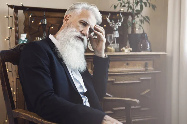 Elegante Bonito Barbudo Sênior Homem Posando Estúdio — Fotografia de Stock