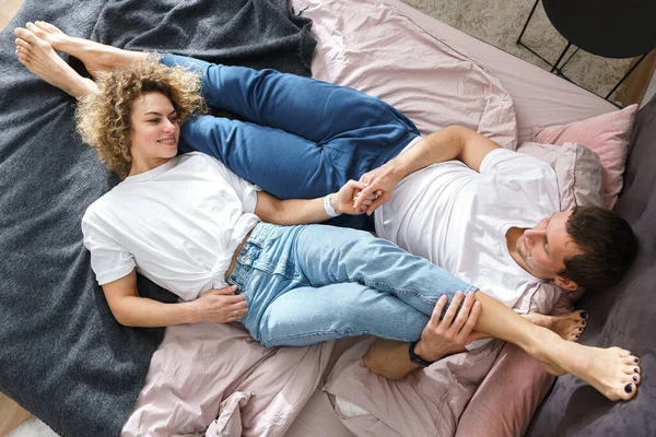 Genç Mutlu Çift Yatak Odasında Yatakta Yatıyor — Stok fotoğraf