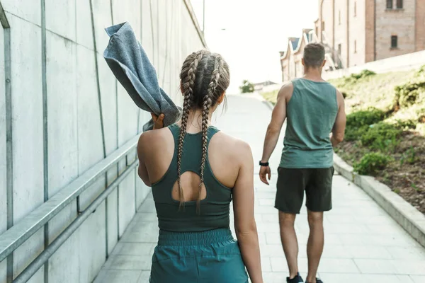 Les Jeunes Couples Sportifs Marchent Dans Une Ville Après Entraînement — Photo