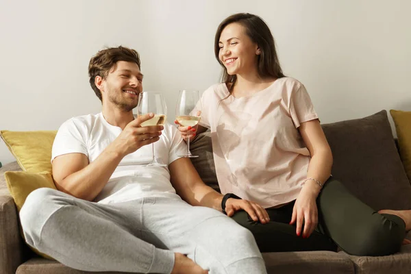 Jovens Felizes Casal Beber Vinho Relaxar Casa — Fotografia de Stock