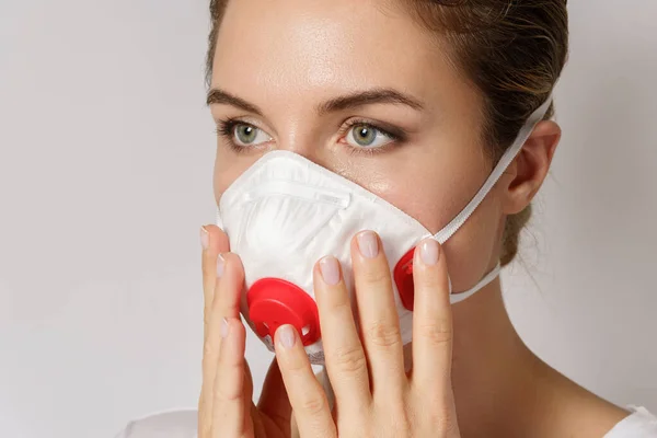 Young Caucasian Woman Wearing Face Mask Protection Virus — Stock Photo, Image