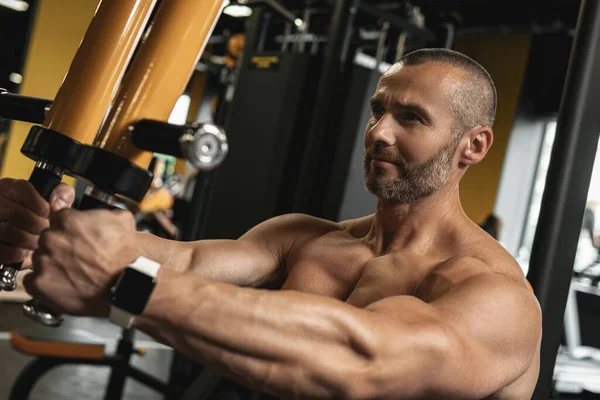 Μυώδης Bodybuilder Κάνει Pec Κατάστρωμα Άσκηση Για Ένα Στήθος Κατά — Φωτογραφία Αρχείου