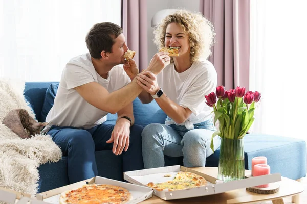 Genç Mutlu Çift Evde Lezzetli Pizzalar Yiyor — Stok fotoğraf