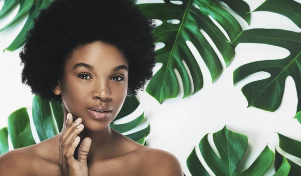 Junge Und Schöne Afrikanerin Mit Perfekt Glatter Haut Tropischen Blättern — Stockfoto