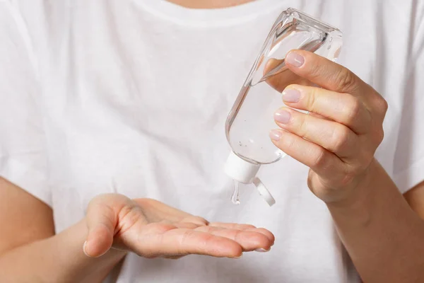 Hygiene Und Gesundheitskonzept Frau Mit Einer Kleinen Flasche Händedesinfektionsmittel — Stockfoto