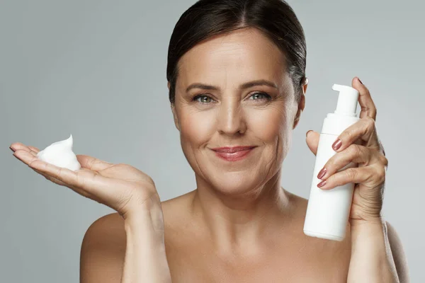 Portrait Beautiful Middle Aged Woman Holding Bottle Cleansing Foam Sunscreen — Stock Photo, Image