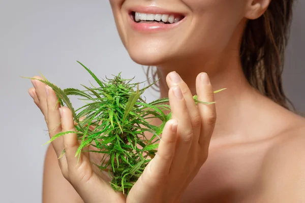 Concepto Cosméticos Cbd Hermosa Mujer Con Una Hoja Cannabis Sobre — Foto de Stock