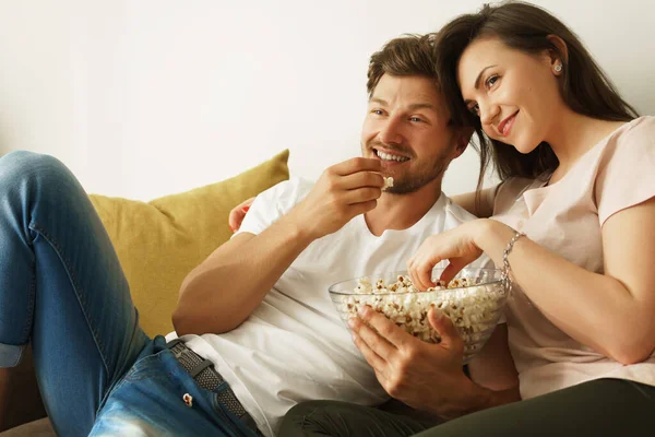 Jong Gelukkig Paar Eten Popcorn Kijken Naar Film Thuis — Stockfoto