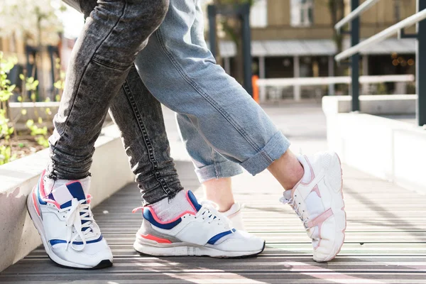 Närbild Fötterna Par Bär Sneakers Omfamning — Stockfoto