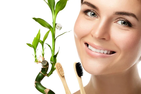 Молода Щаслива Жінка Екологічними Бамбуковими Зубними Щітками Білому Тлі — стокове фото