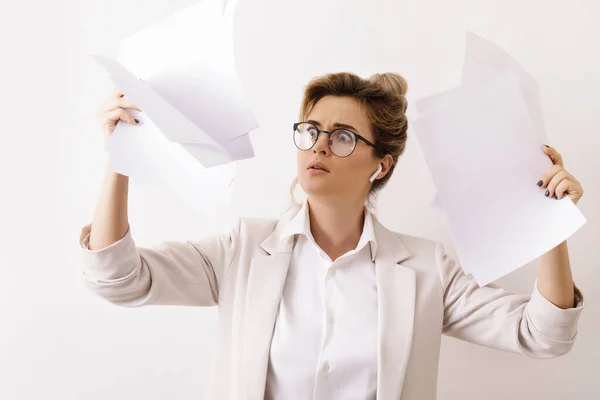 Zmęczona Bizneswoman Mnóstwem Papierowych Dokumentów Pojęcie Przepracowania Nadgodzin — Zdjęcie stockowe