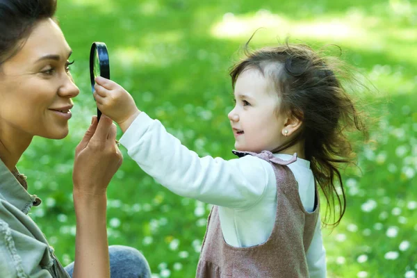 Mor Och Dotter Leker Med Förstoringsglas Stadspark — Stockfoto