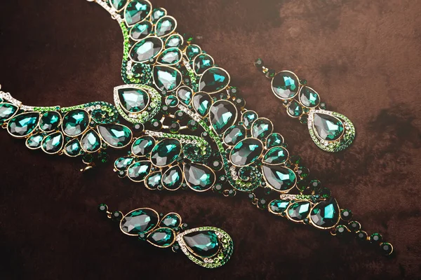 Роскошное Ожерелье Серьги Зелеными Драгоценными Камнями Коричневом Бархатном Фоне — стоковое фото