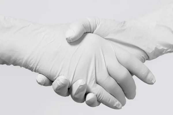 为医疗合作握手 戴胶乳手套的人互相问候 — 图库照片