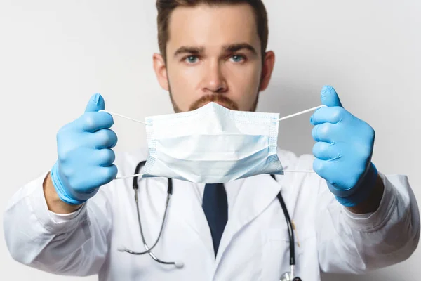 의사가 바이러스 마스크를 착용하고 — 스톡 사진