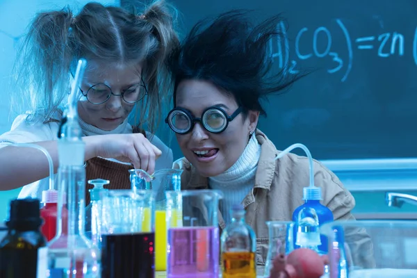 Profesora Divertida Niña Durante Lección Química Mezclando Químicos Laboratorio —  Fotos de Stock