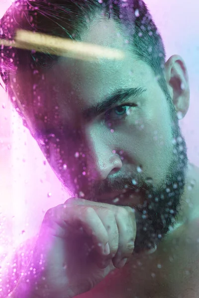 Porträt Eines Gutaussehenden Jungen Mannes Durch Nasses Glas Neonlicht — Stockfoto