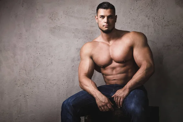 Enorme Brutale Bodybuilder Poserend Naast Betonnen Muur — Stockfoto