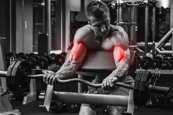 Hombre Musculoso Haciendo Ejercicio Con Una Barra Especialización Para Bíceps —  Fotos de Stock