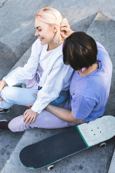 Portret Van Een Gelukkig Liefdevol Tienerkoppel Een Skatepark — Stockfoto