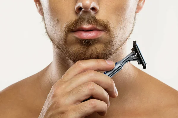 Jongeman Met Ongeschoren Baard Voor Een Scheerbeurt — Stockfoto