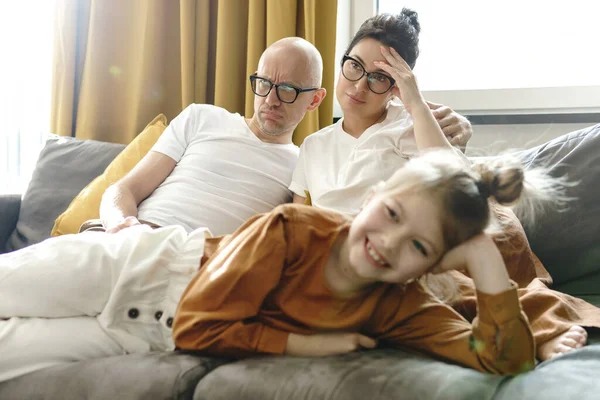 幸せな女の子見ます漫画とともに彼女の疲れた両親に家 — ストック写真
