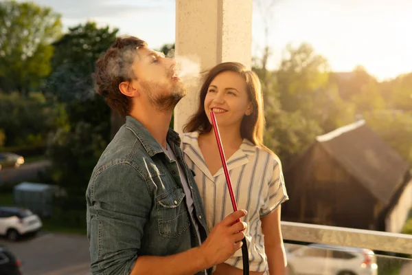 Junges Glückliches Paar Raucht Wasserpfeife Auf Dem Heimischen Balkon — Stockfoto