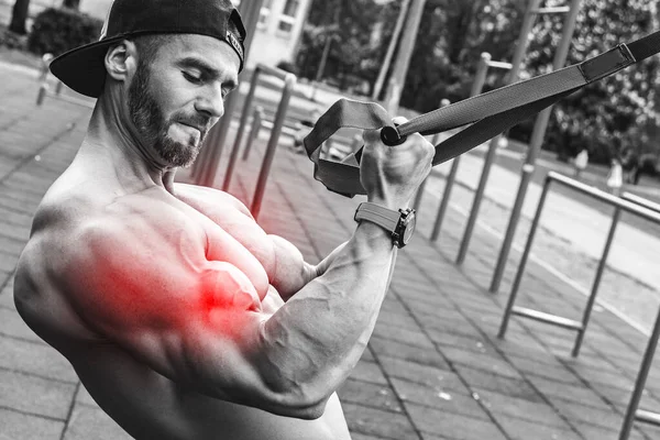 Especialización Para Bíceps Hombre Durante Entrenamiento Con Correas Suspensión Calle —  Fotos de Stock