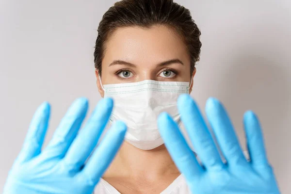 코카서스 여성이 바이러스 예방을 마스크와 라텍스 장갑을 착용하고 있습니다 — 스톡 사진