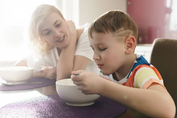 Hermosa Madre Lindo Hijo Comiendo Copos Maíz Saludables Para Desayuno —  Fotos de Stock