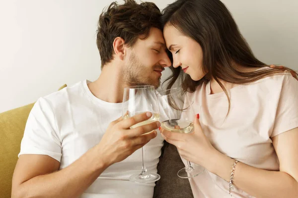 Jong Sensueel Paar Drinken Witte Wijn Ontspannen Thuis — Stockfoto