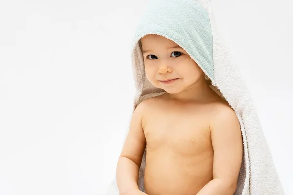Babyhygiene Und Pflege Niedlicher Säugling Mit Kapuzenhandtuch Nach Dem Baden — Stockfoto